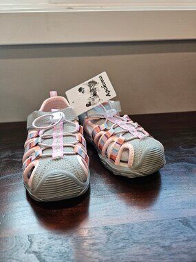 NWT Apakowa Kids Water Shoes / Sandals